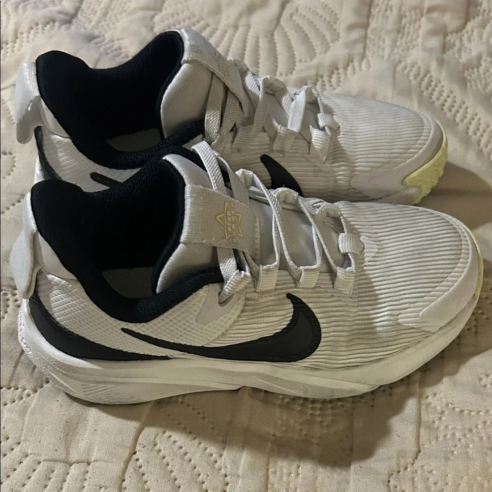 Nike Star Runner 4 White Black Kids Preschool Running Size 11.5